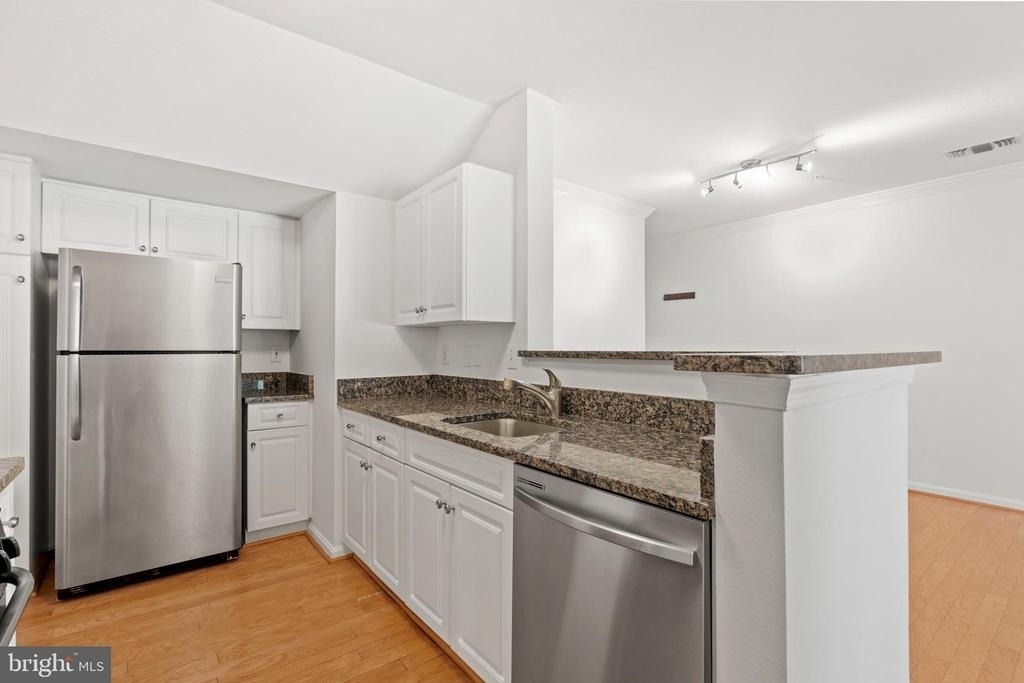 4525 Superior Square - Photo 10
