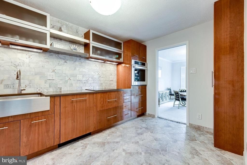 307 Yoakum Parkway - Photo 0