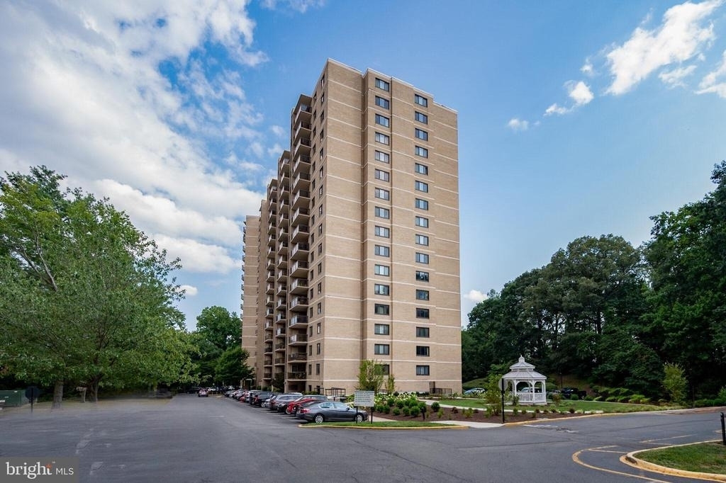 307 Yoakum Parkway - Photo 15
