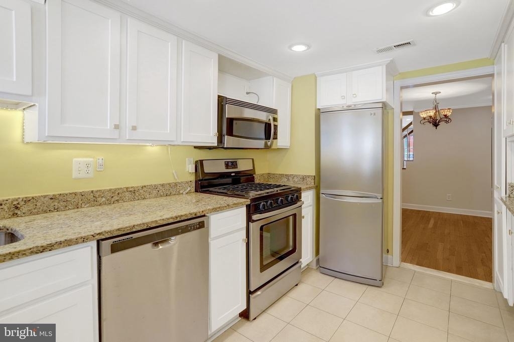 619 N Henry Street - Photo 2