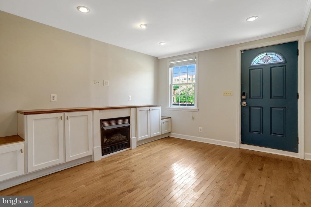 619 N Henry Street - Photo 1