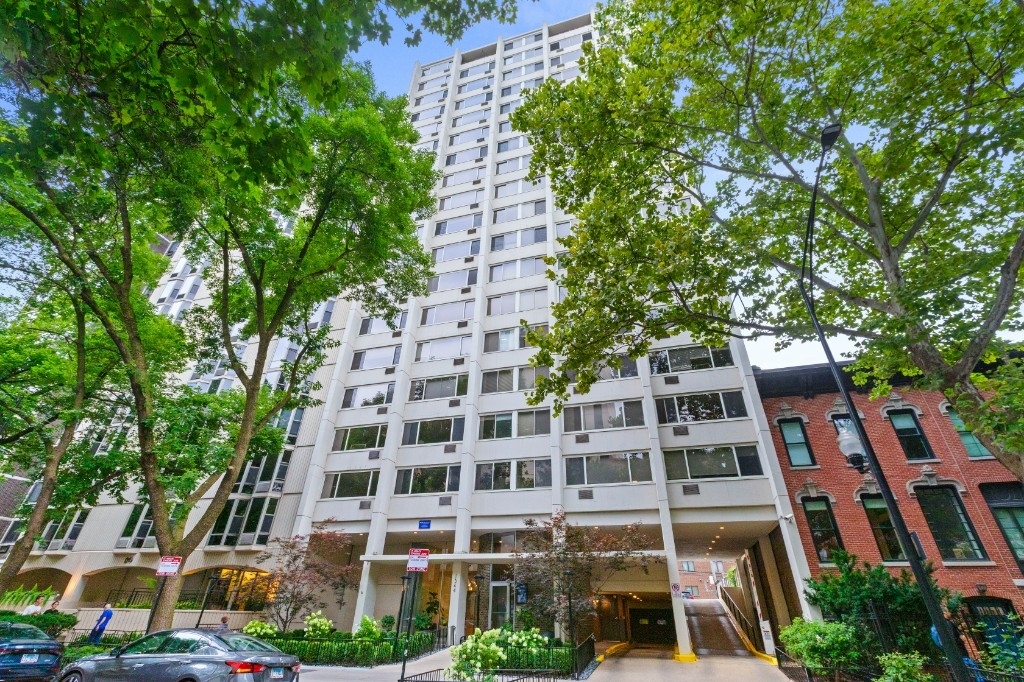 1344 N Dearborn - Photo 0