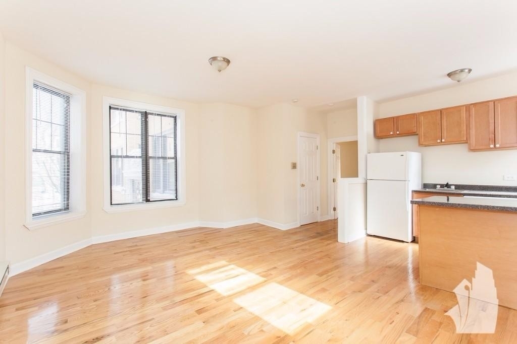 719 W Barry - Photo 1