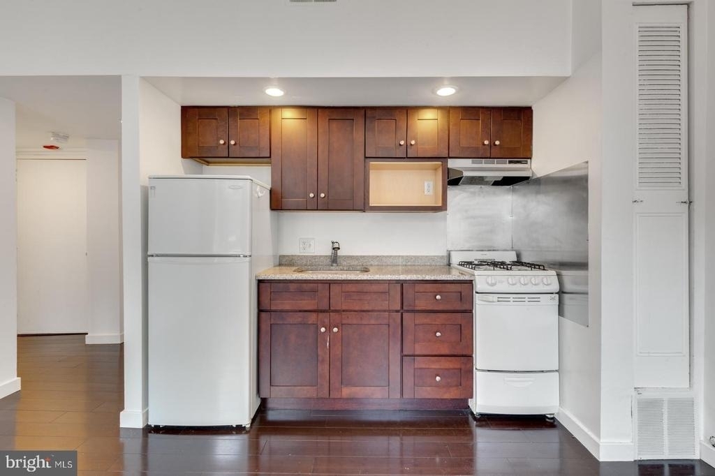 2137 Spruce Street - Photo 3