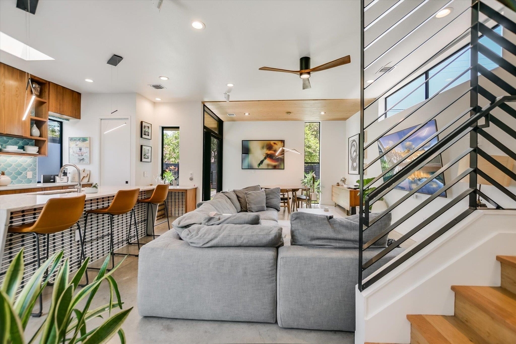 1100 Brass St - Photo 3