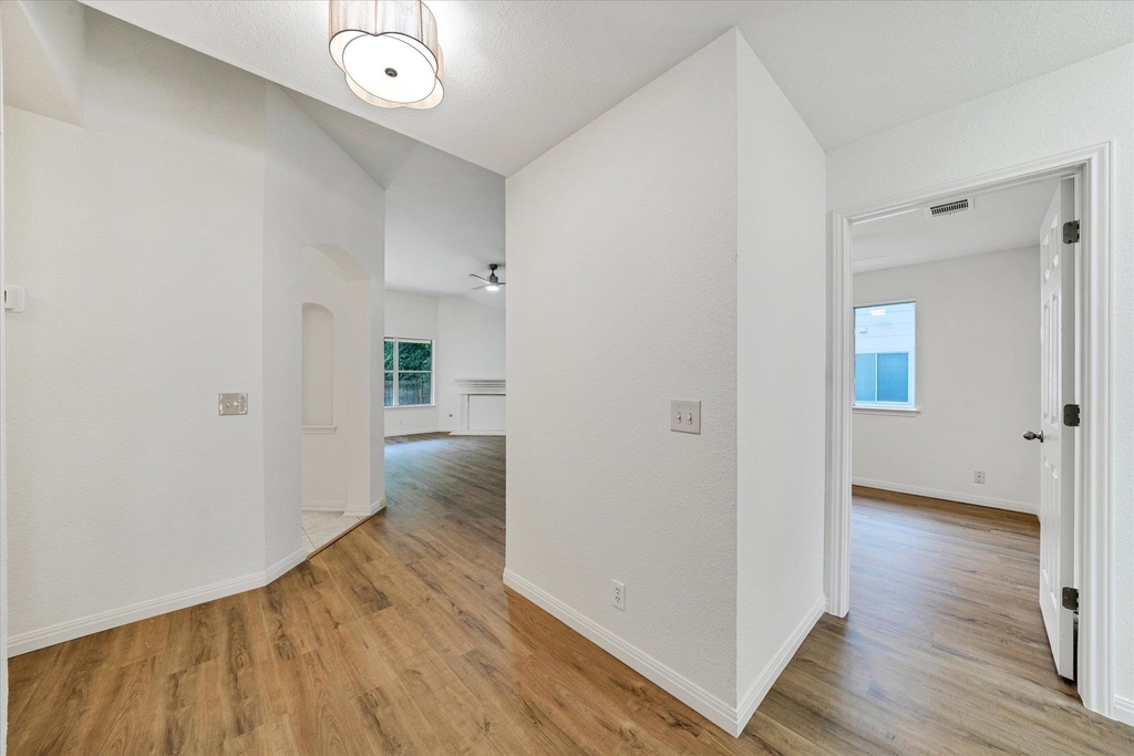1707 Primrose Ln - Photo 3