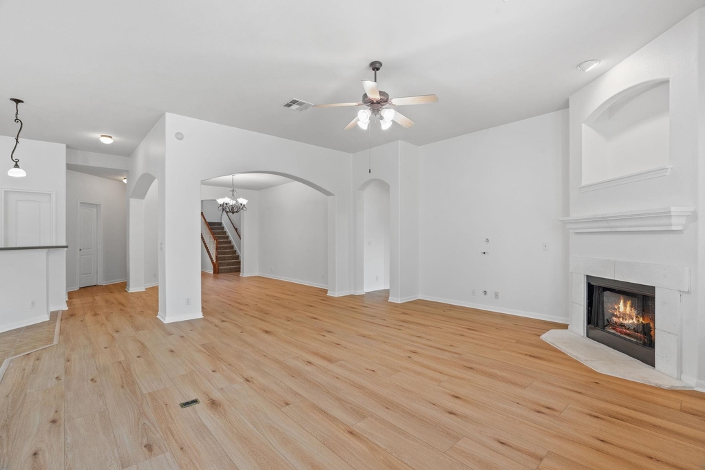 209 Canterbury Dr - Photo 2