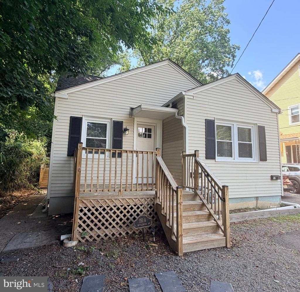151 E Bettlewood Avenue - Photo 0