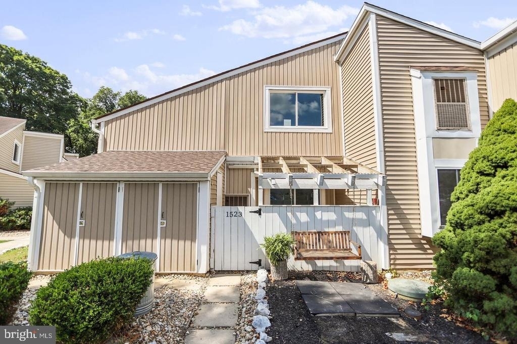 1523 Kensington Drive - Photo 2