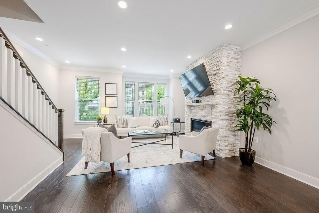 10326 Grosvenor Place - Photo 8