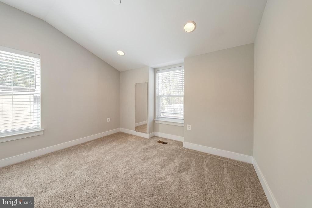10326 Grosvenor Place - Photo 40