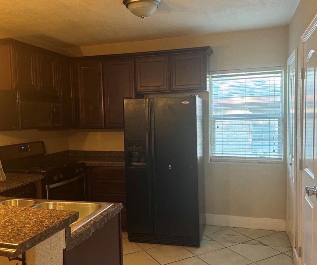 1913 W 38th St - Photo 4