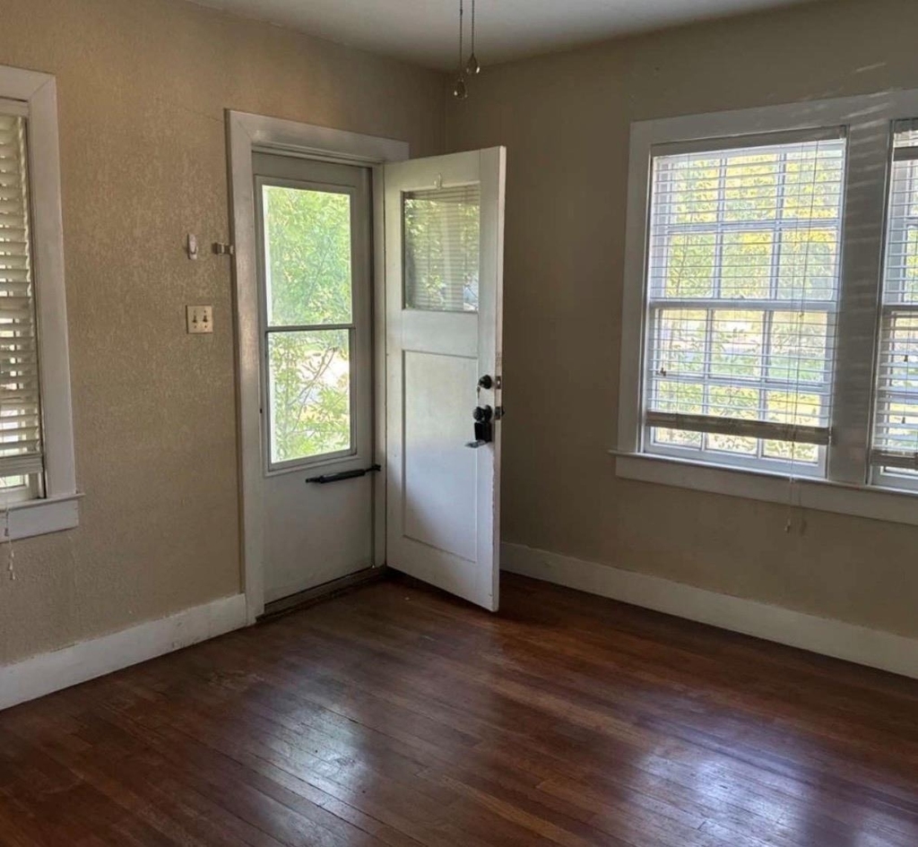 1913 W 38th St - Photo 1