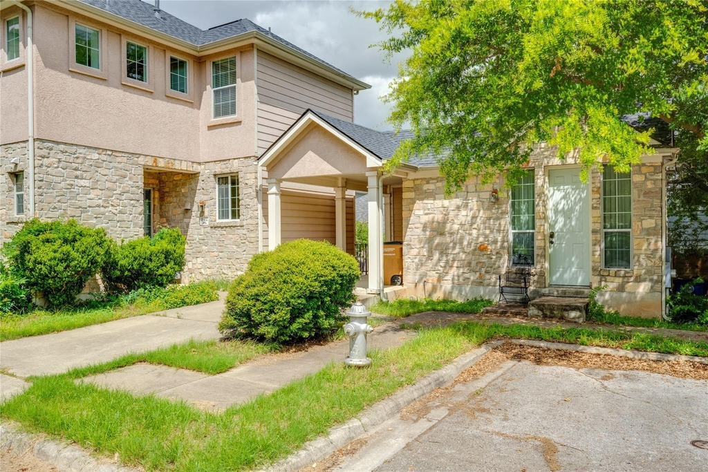 1802 Village Oak Ct - Photo 0