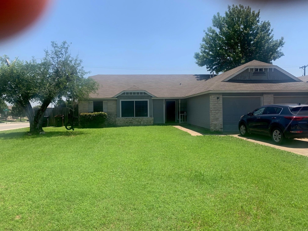 523 Greenlawn Blvd - Photo 1