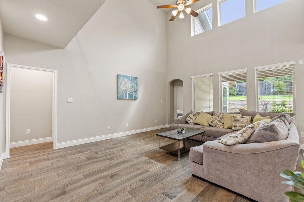 180 Santa Maria St - Photo 3