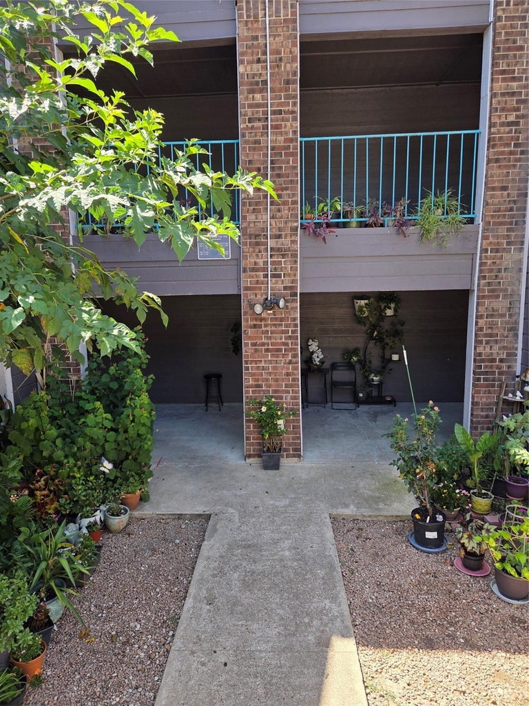 1840 Burton Dr - Photo 0