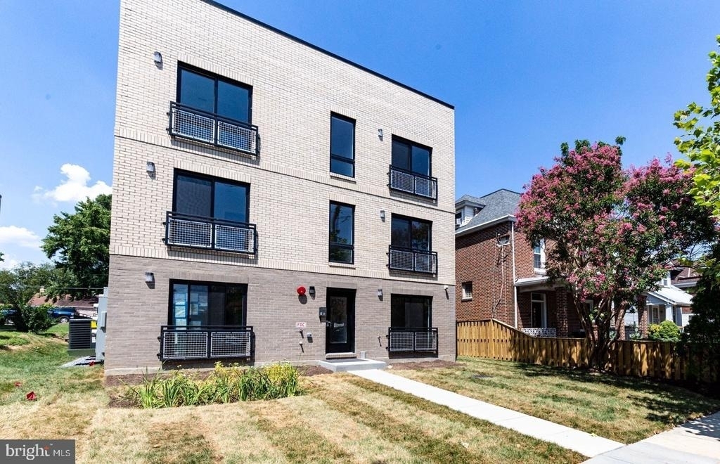 1904 Irving Street Ne - Photo 0