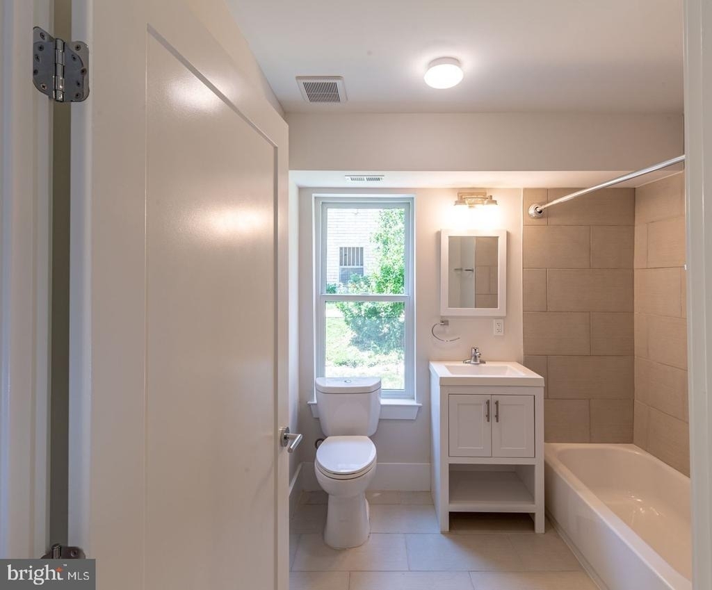 1904 Irving Street Ne - Photo 6