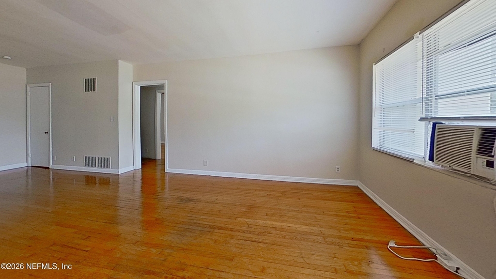 1464 Holmesdale Road - Photo 9