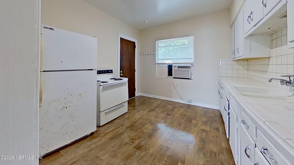 1464 Holmesdale Road - Photo 5