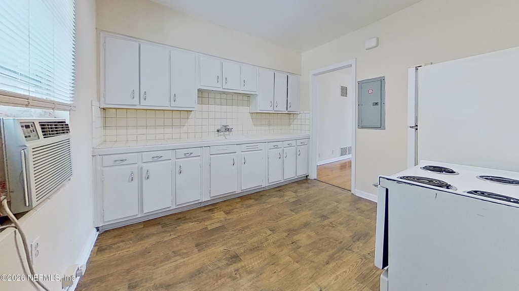 1464 Holmesdale Road - Photo 4