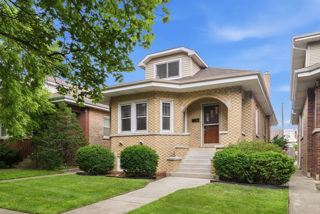 7236 W Pratt Avenue - Photo 0