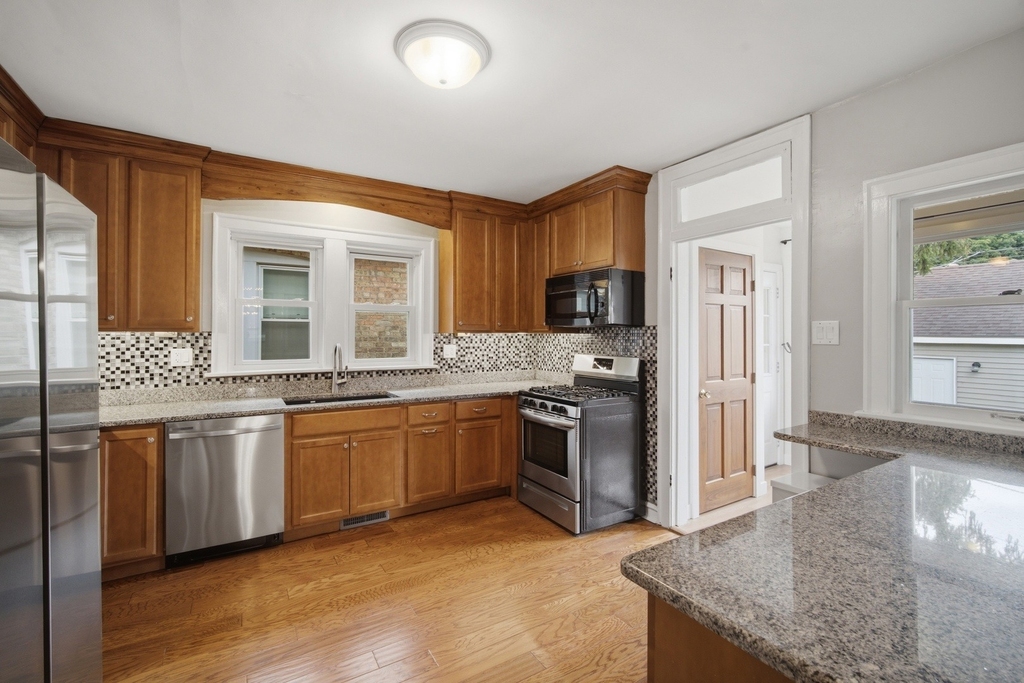 7236 W Pratt Avenue - Photo 3