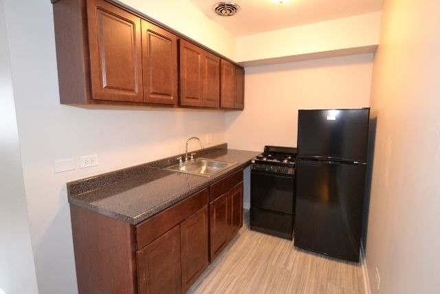 1040 W Hollywood Avenue - Photo 1