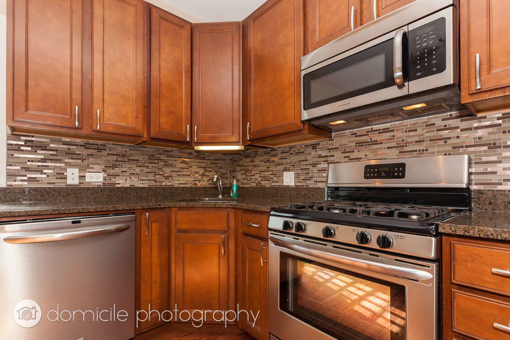 815 W Newport Avenue - Photo 2