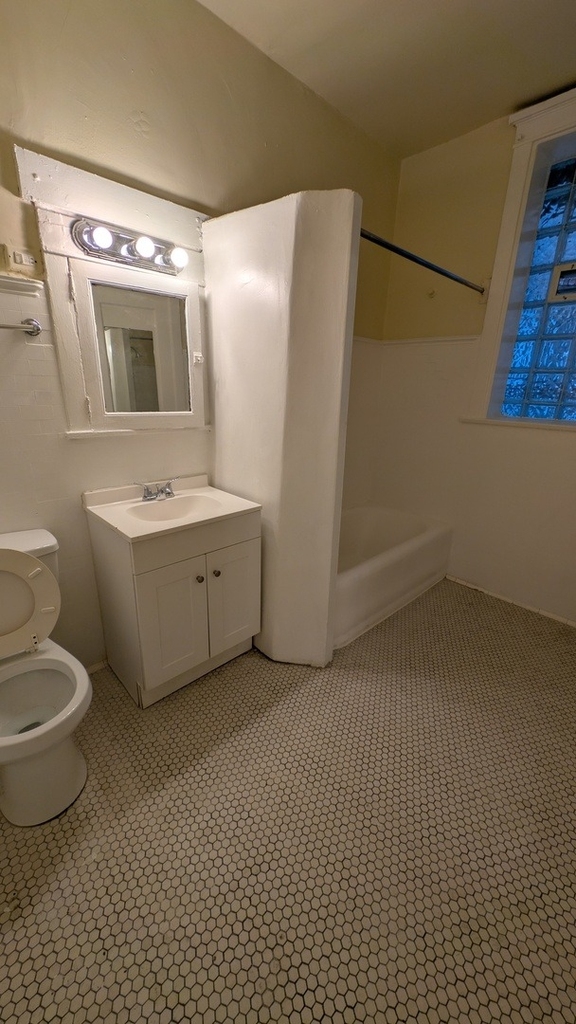 607 E 60th Street - Photo 5