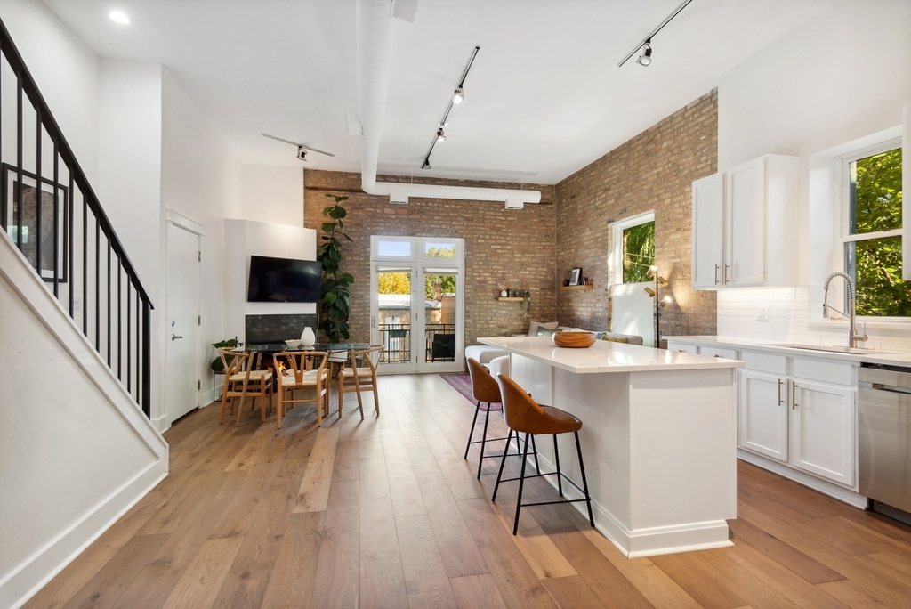 1243 N Wolcott Avenue - Photo 2