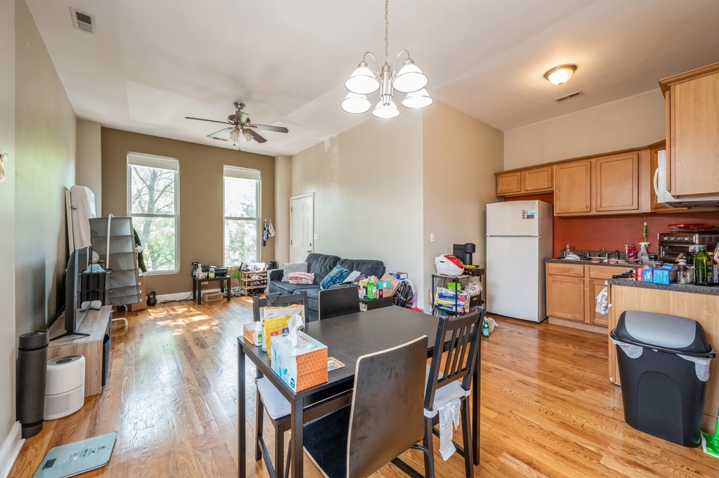 921 S Oakley Boulevard - Photo 4