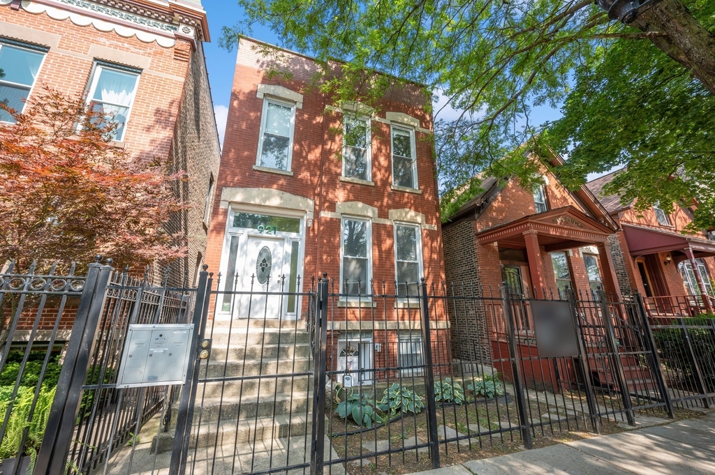 921 S Oakley Boulevard - Photo 0