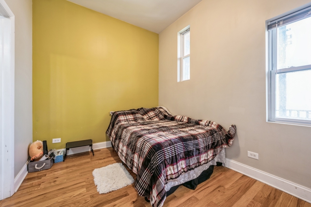921 S Oakley Boulevard - Photo 8