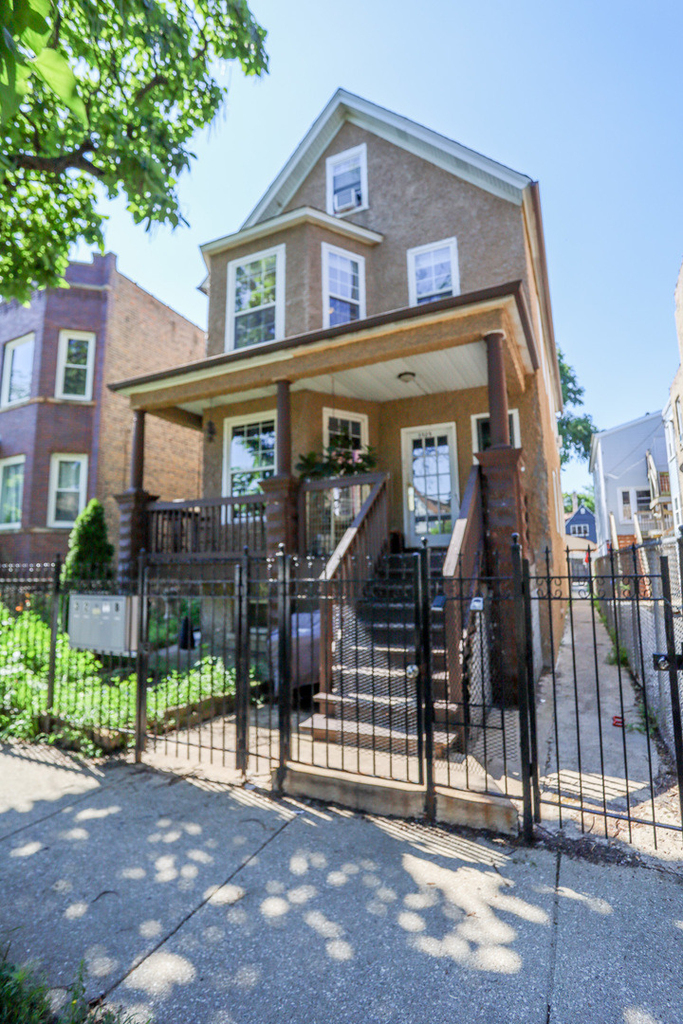 3525 W Dickens Avenue - Photo 0