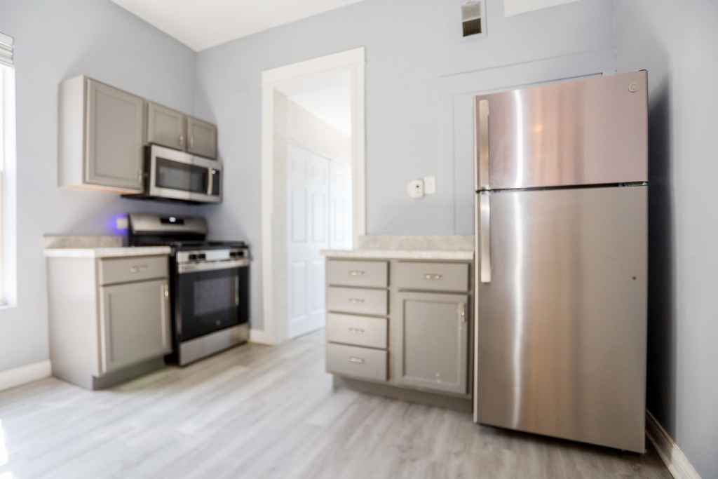 3525 W Dickens Avenue - Photo 1