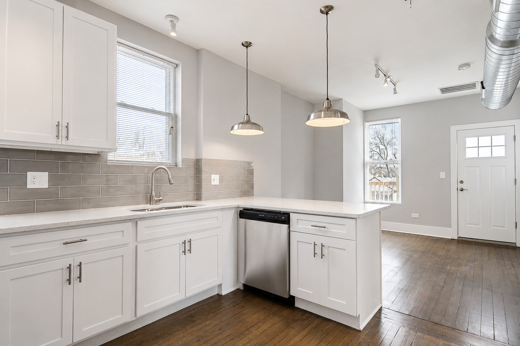 2117 W 18th Street - Photo 2