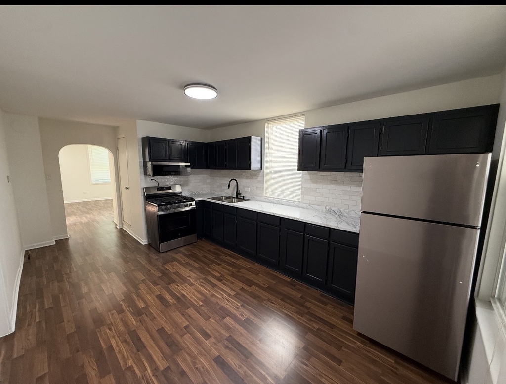 1617 W 38th Place - Photo 2