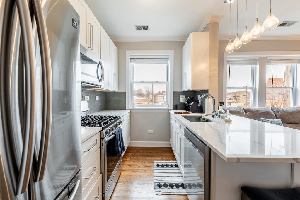3214 W Berteau Avenue - Photo 3