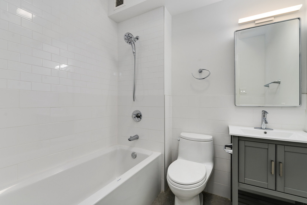 202 E Walton Place - Photo 22
