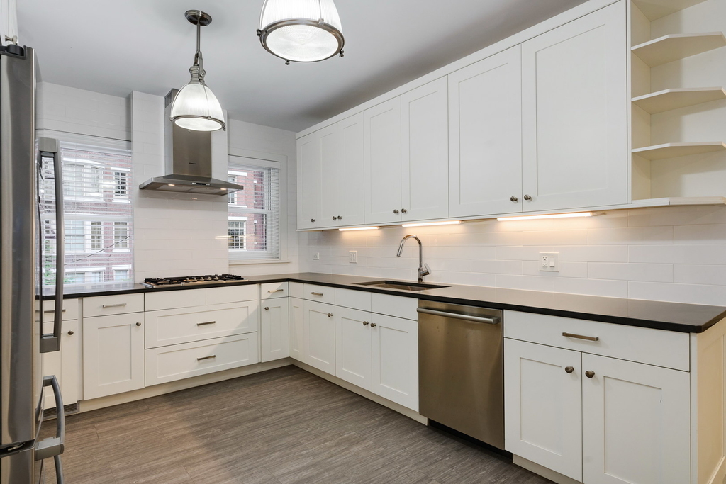 202 E Walton Place - Photo 9