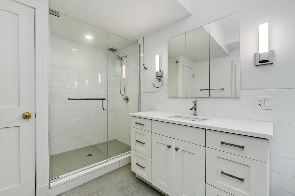 202 E Walton Place - Photo 16