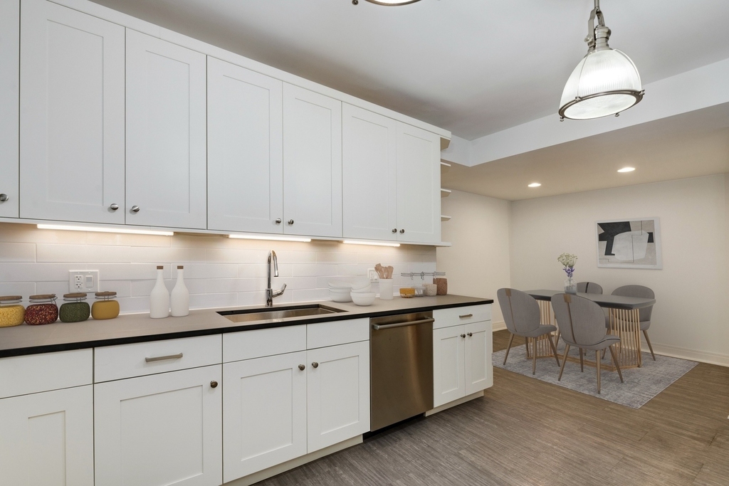 202 E Walton Place - Photo 11