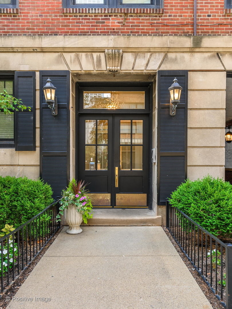 202 E Walton Place - Photo 1