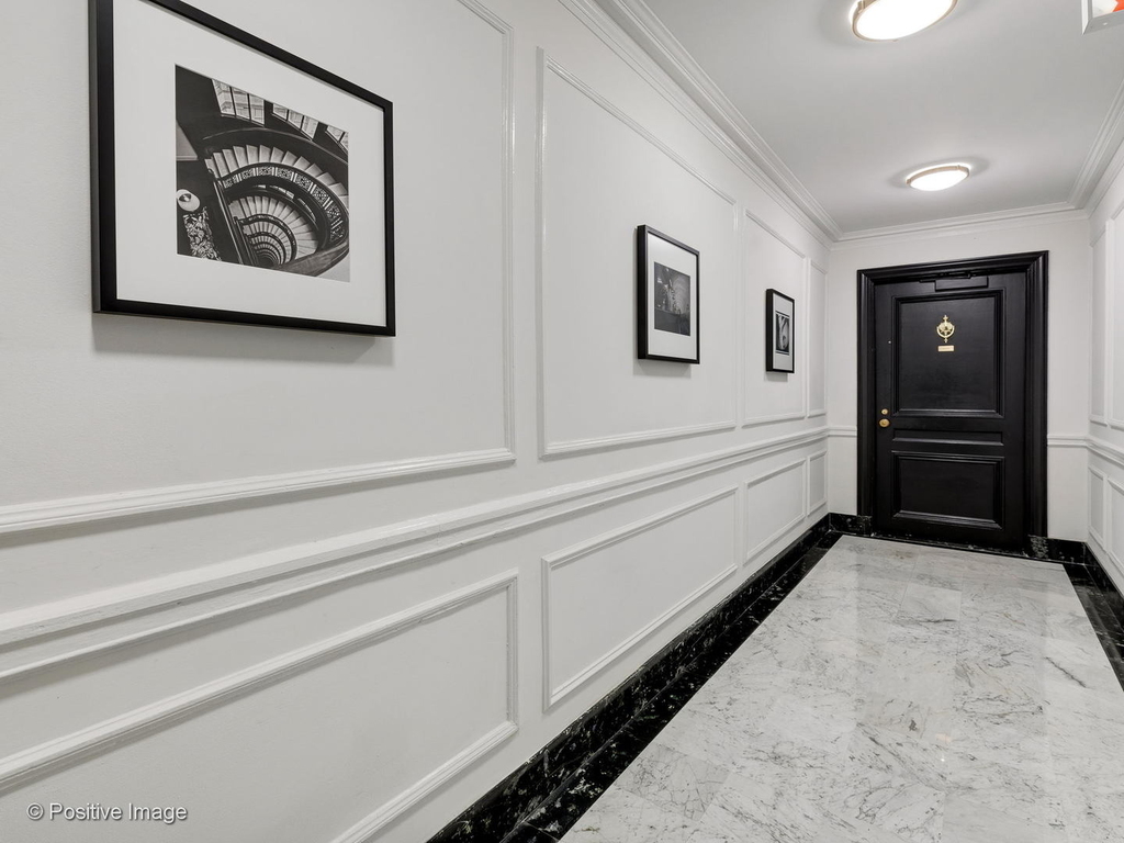 202 E Walton Place - Photo 3