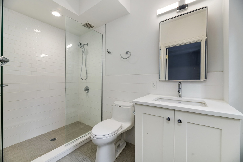 202 E Walton Place - Photo 20
