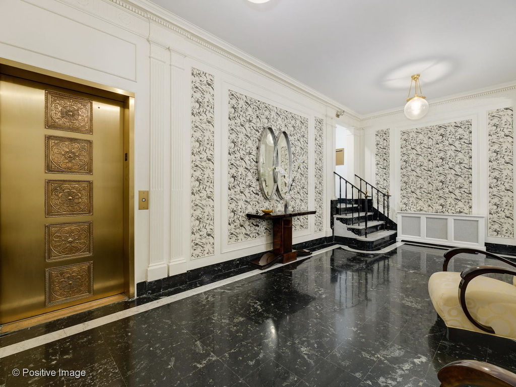 202 E Walton Place - Photo 2