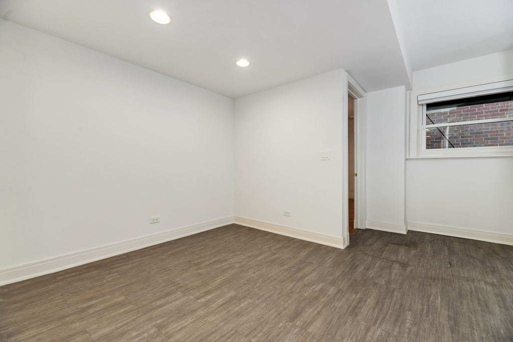 202 E Walton Place - Photo 12