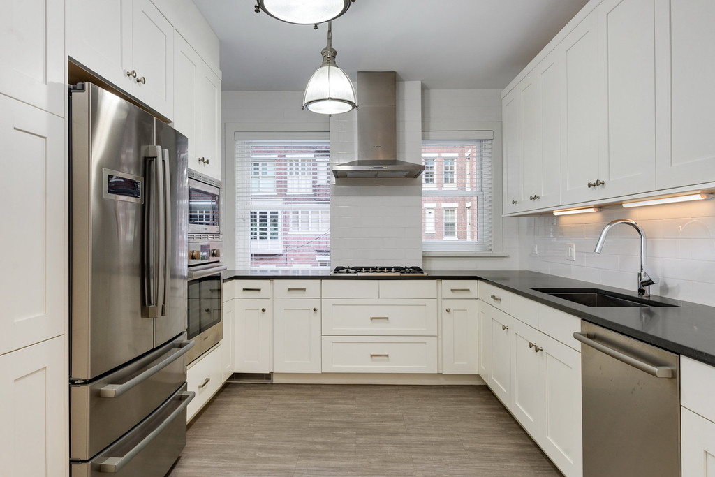 202 E Walton Place - Photo 10